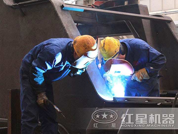 車間生產加工移動破碎機，每一臺設備都是匠心打造