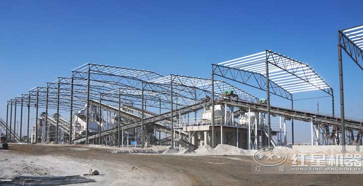 時產800噸生產現場，多臺設備同時作業(yè)